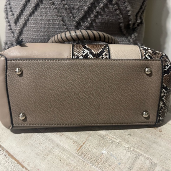 ❤️Carlos by Carlos Santana Rosa Tassel Handbag - Picture 5 of 7